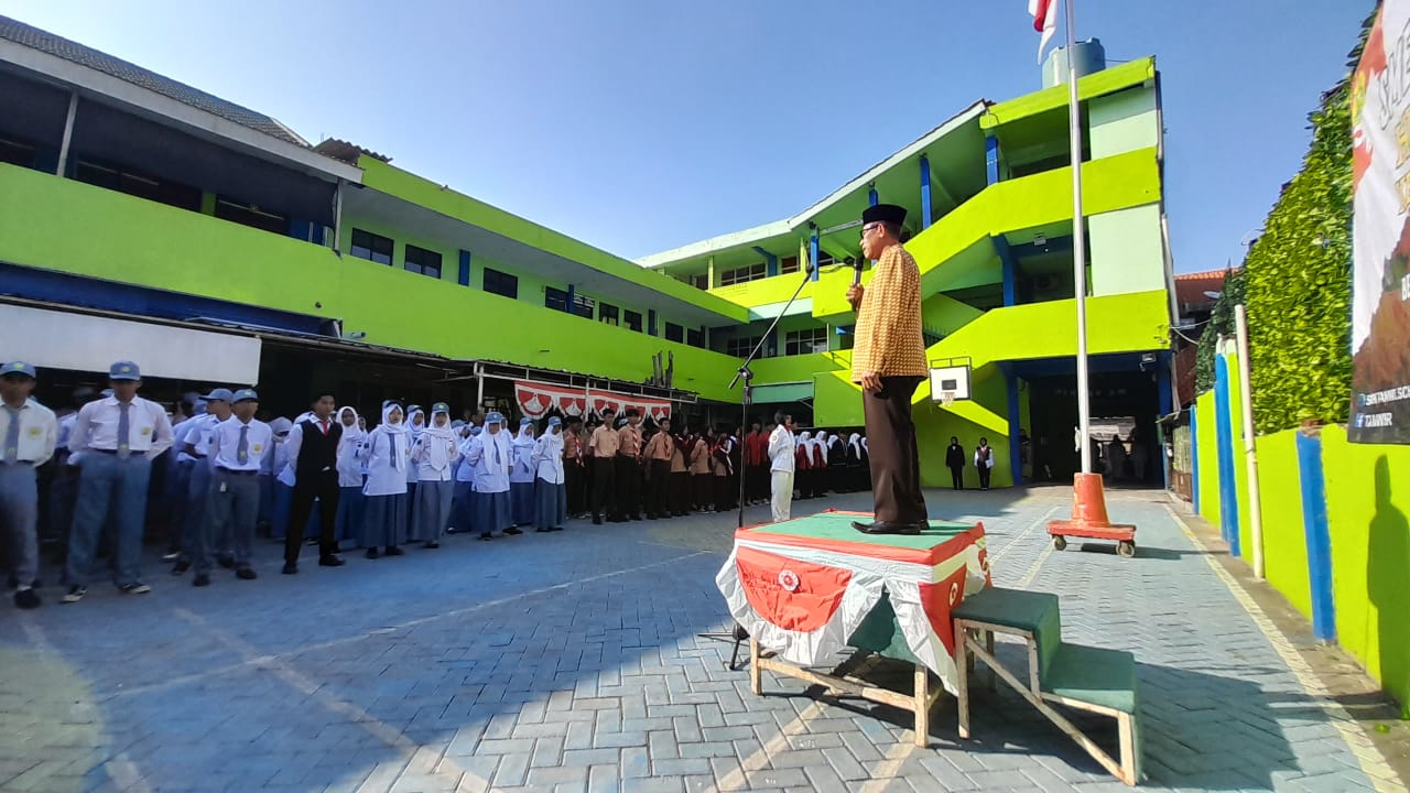 Semangat Merah Putih: SMK Tanwir Surabaya Peringati HUT RI ke-80